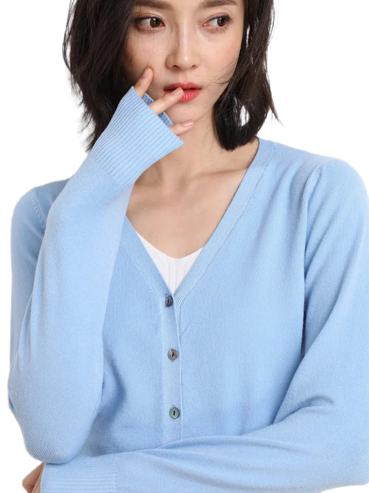 Damen Strickjacke in Himmelblau, V-Ausschnitt, Knopfleiste, weiches Material, ideal für lässige Outfits.