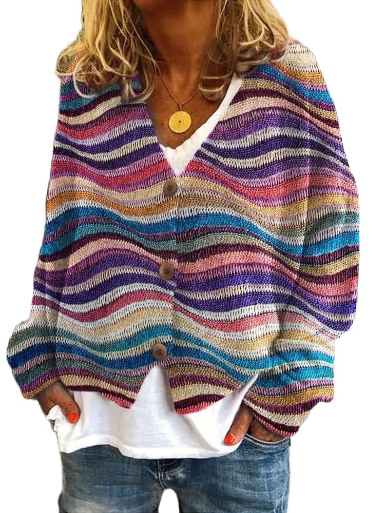 Lila Damen Strickjacke aus weichem Material mit Wellenmuster und Knopfleiste, ideal für atmungsaktive Überwerfung.