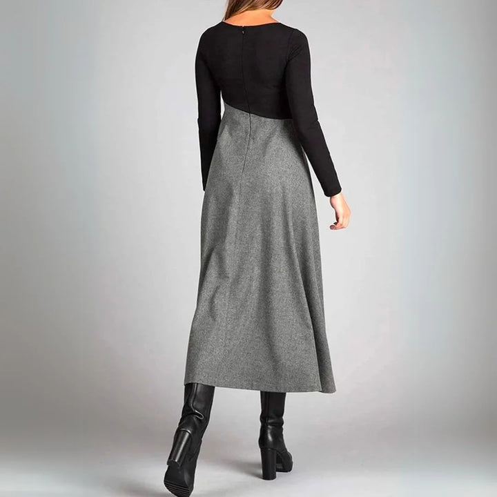 Damen Strickkleid in Schwarz und Grau, langärmlig, aus weichem Garn, mit geripptem Design und lässigem Schnitt.