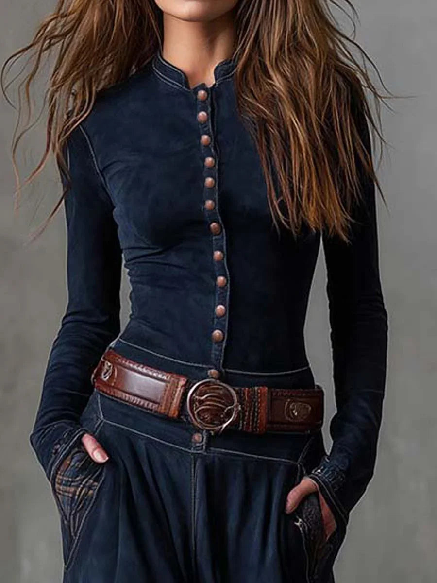 Damen Strickkleid mit Riemen-Detail, Knöpfen und weichem, elastischem Material für bequemen Sitz und modernen Look.