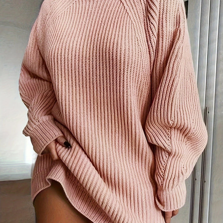 Damen Strickkleid in Pinkrot mit Rollkragen, gemütlicher Passform und weichem, knitterfreiem Material.