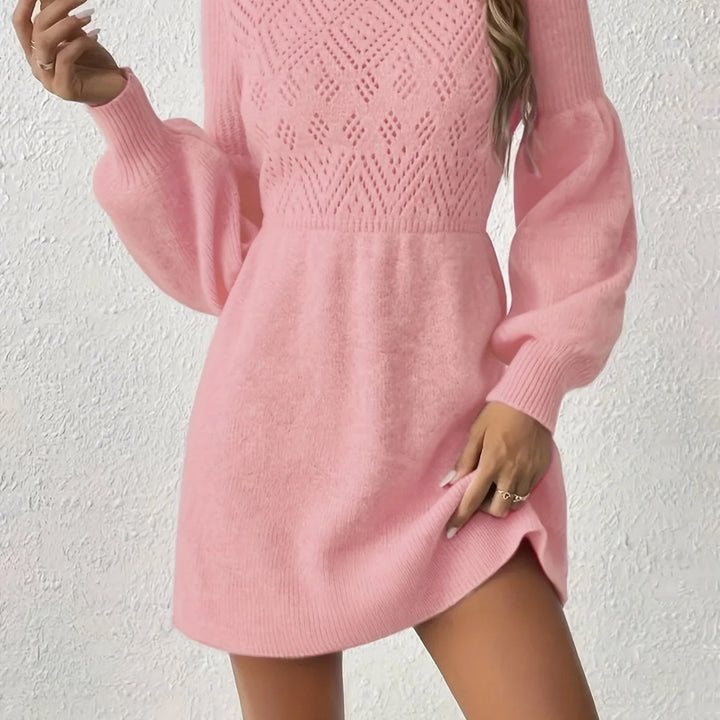 Rosa Damen Strickkleid mit Rundhals, lockerer Passform und weichem, dehnbarem Material für optimalen Tragekomfort.