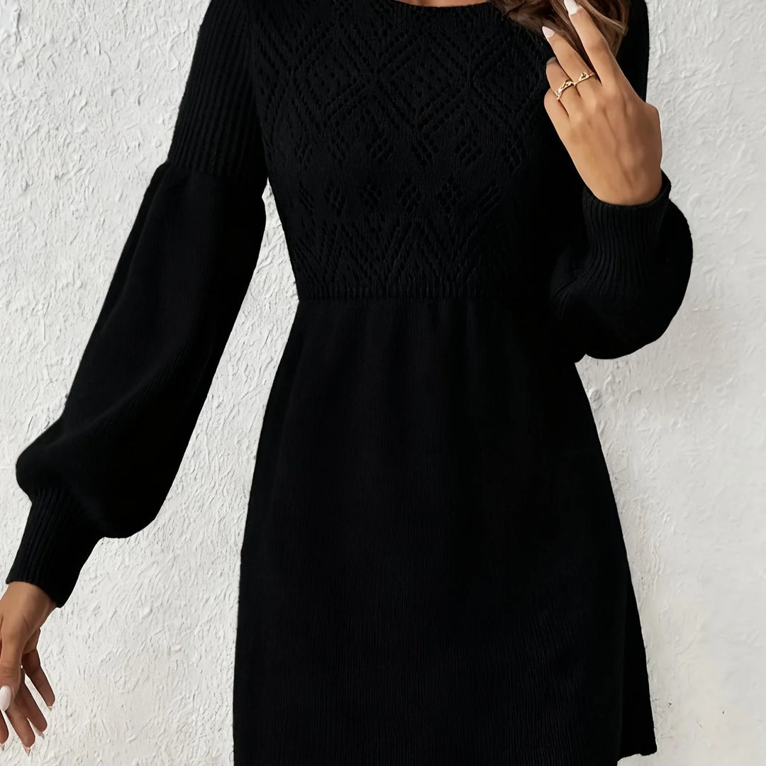 Schwarzes Damen Strickkleid mit Rundhals, lockerer Passform und weichem, atmungsaktivem Material für täglichen Komfort.