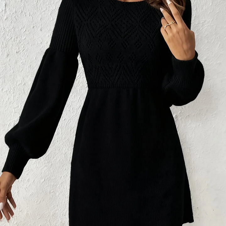 Schwarzes Damen Strickkleid mit Rundhals, lockerer Passform und weichem, atmungsaktivem Material für täglichen Komfort.