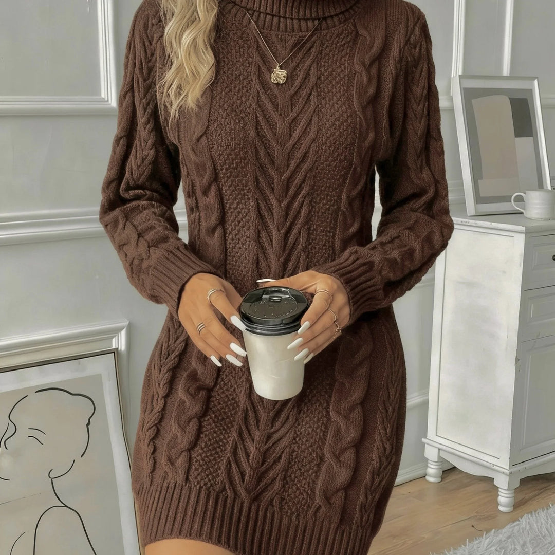 Kaffeefarbenes Damen Strickkleid aus weichem Material mit Zopfmuster und Rollkragen, ideal für kühle Tage.