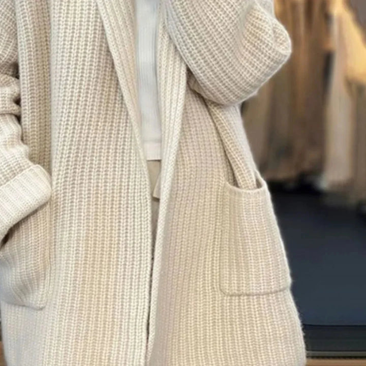 Damen Strickmantel aus weicher Wolle, mit Taschen und einem stilvollen Schalkragen für gemütliche Wärme.