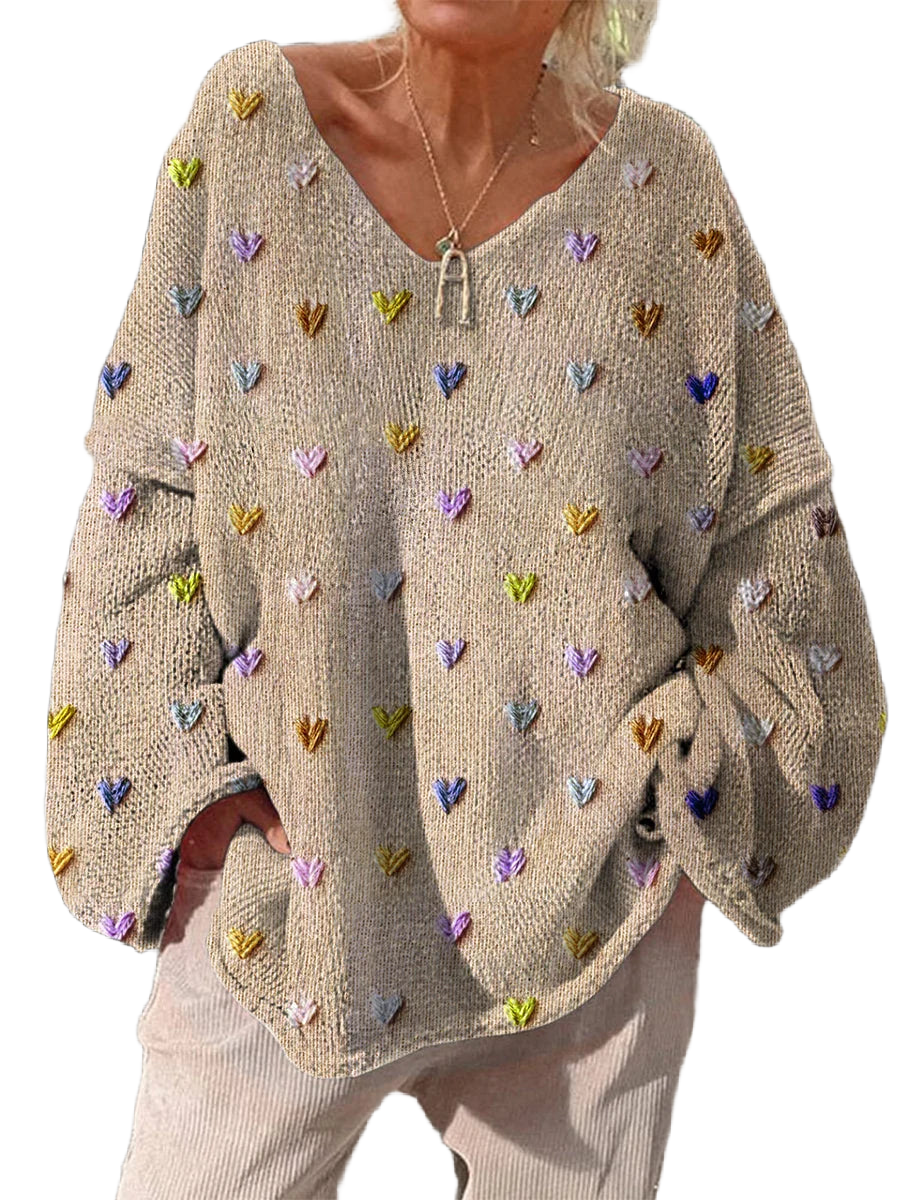 Beiger Damenpullover mit Herzdesign, lockerer Passform, aus weichem Material für angenehmen Tragekomfort.
