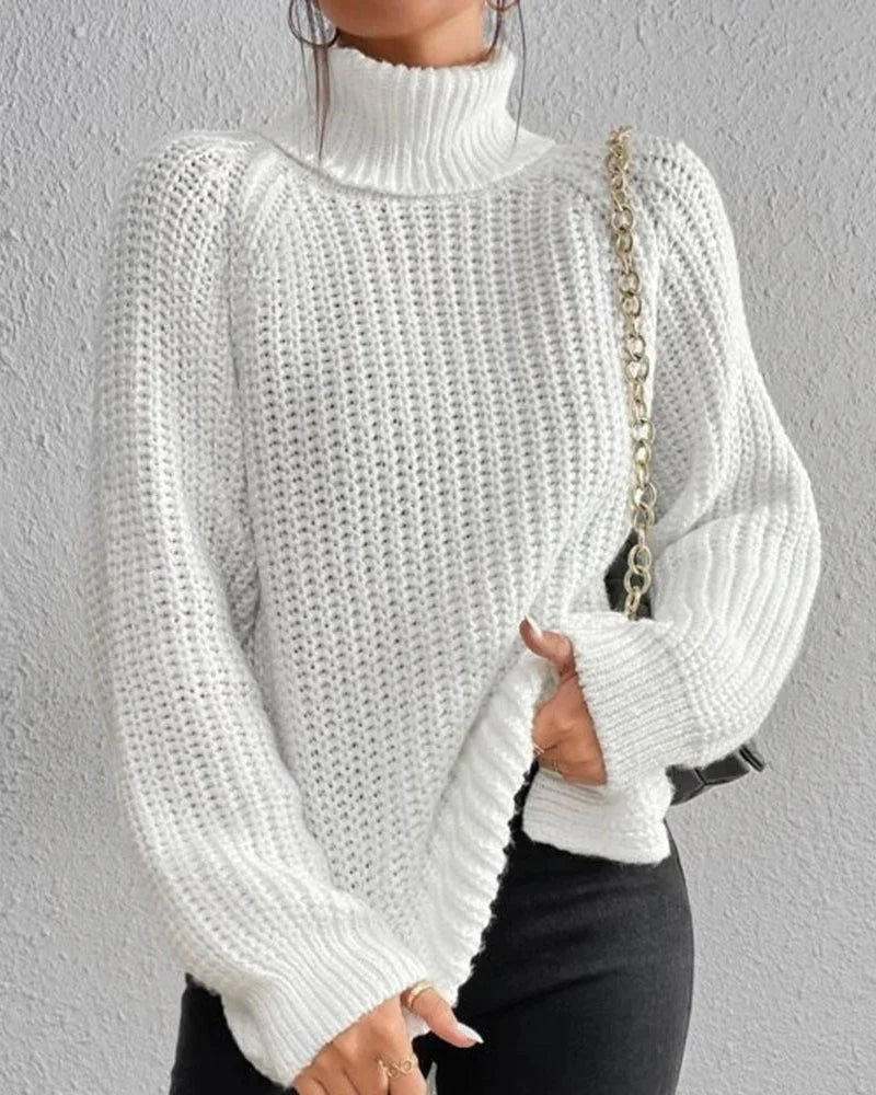 Damen Strickpullover in Weiß mit Rollkragen, lockerem Schnitt und weichem Material für angenehmen Komfort.