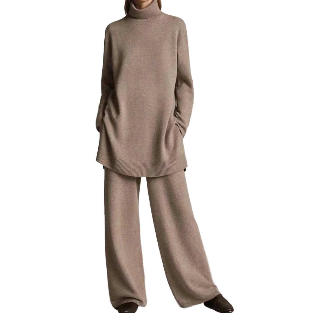 Beiges Damen Strickset mit Rollkragenpullover und passender Hose, aus weichem, atmungsaktivem Material für Komfort und Stil.