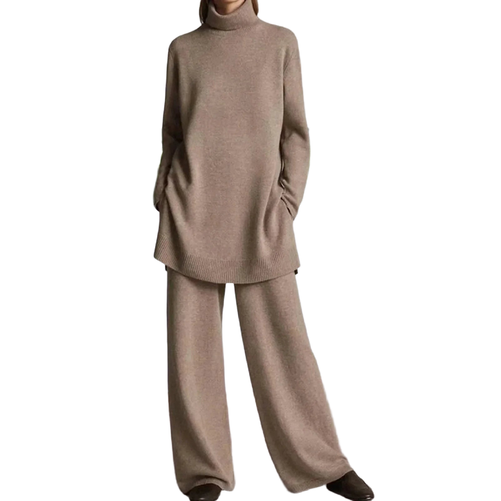 Beiges Damen Strickset mit Rollkragenpullover und passender Hose, aus weichem, atmungsaktivem Material für Komfort und Stil.