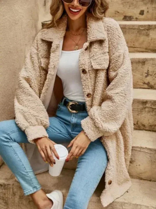 Beige Damen Teddy-Mantel mit Knopfleiste, weichem Material und lässigem Schnitt für komfortable Alltagsmode.