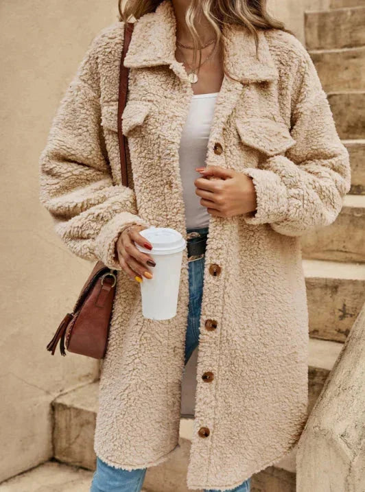 Beiger Damen Teddy-Mantel mit Knopfleiste, aus weichem Material, ideal für kalte Tage, mit eleganter, zeitloser Schnittform.