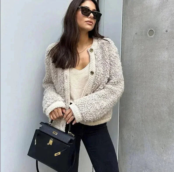 Damen Teddy-Strickjacke in lässiger Passform, aus weichem Material, mit praktischen Knöpfen und trendigem Design.