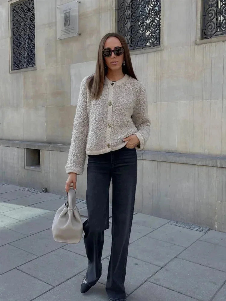 Damen Teddy-Strickjacke aus weichem Teddy-Material im lässigen Stil mit durchgehenden Knöpfen und praktischen Taschen.