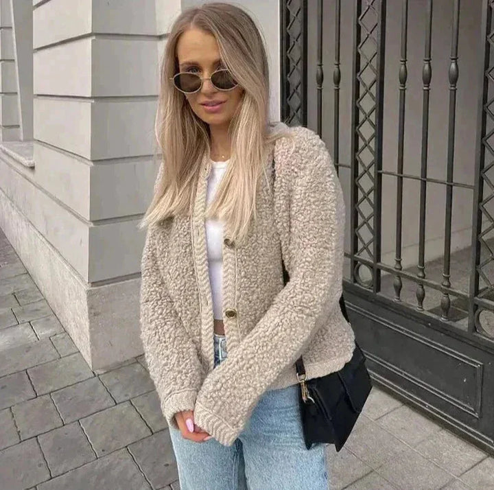Damen Teddy-Strickjacke aus weichem Strick mit Knöpfen und lässigem Schnitt in Beige. Ideal für gemütliche Looks.