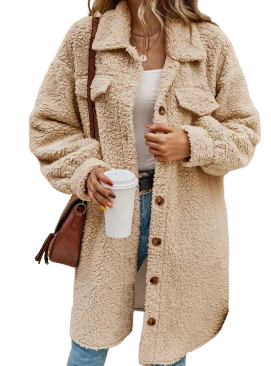 Beiger Damen Teddy-Mantel mit Knopfleiste, aus weichem Material, ideal für kalte Tage, mit eleganter, zeitloser Schnittform.