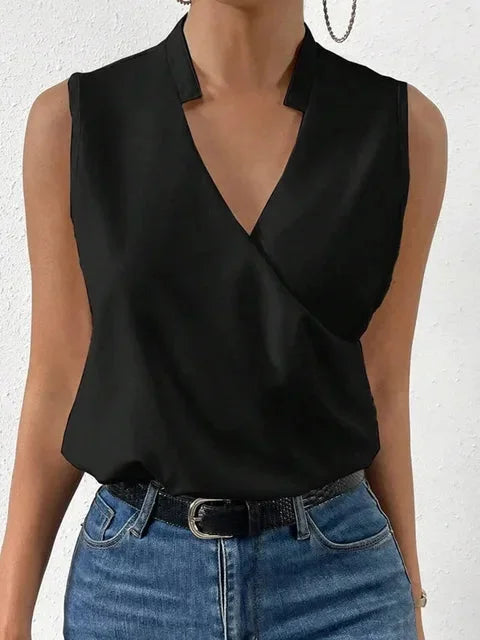 Schwarzes Damen Top mit V-Ausschnitt und Wickeloptik, aus leichtem und angenehmen Stoff, perfekt für den Alltag oder…