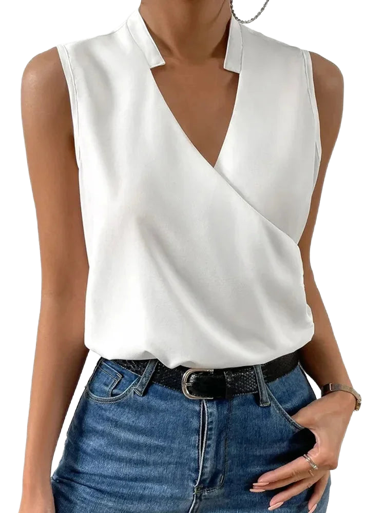 Weißes Damen Top mit V-Ausschnitt in Wickeloptik, aus leichtem und luftigem Stoff, betont die Taille und ist perfekt für den…