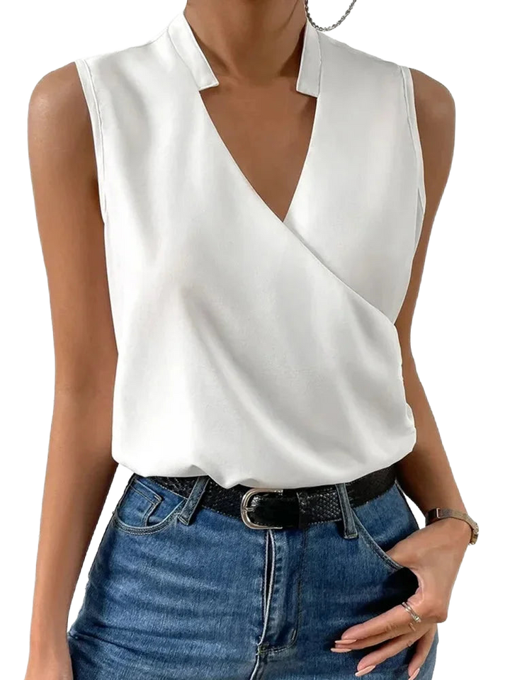 Weißes Damen Top mit V-Ausschnitt in Wickeloptik, aus leichtem und luftigem Stoff, betont die Taille und ist perfekt für den…