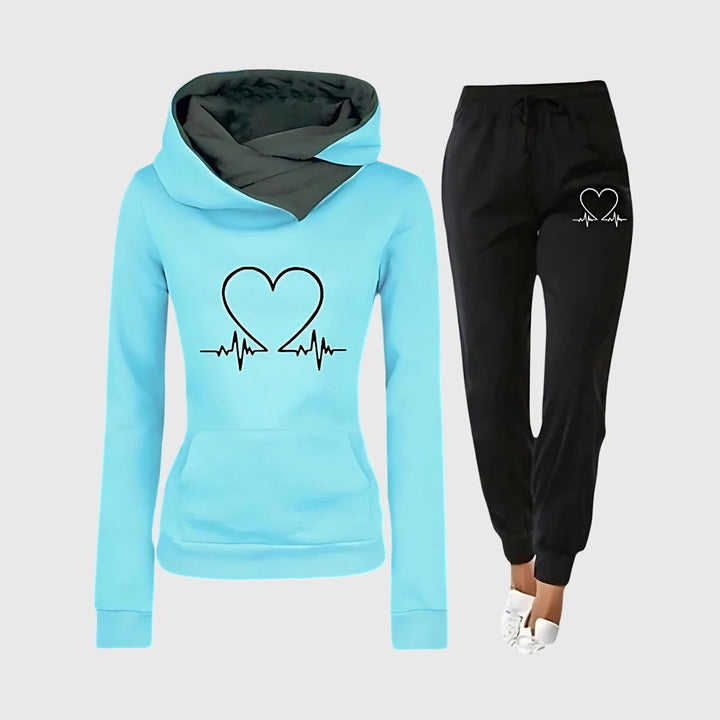 Blaues Damen Trainingsset mit Herzmotiv, bestehend aus Kapuzenpullover und bequemem Stoff für sportliche Aktivitäten.