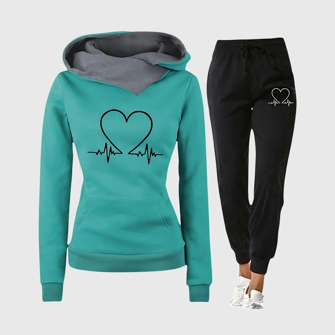 Damen Trainingsset in Grün mit Herzmotiv, Kapuzenpullover aus atmungsaktivem Material für Komfort beim Sport.