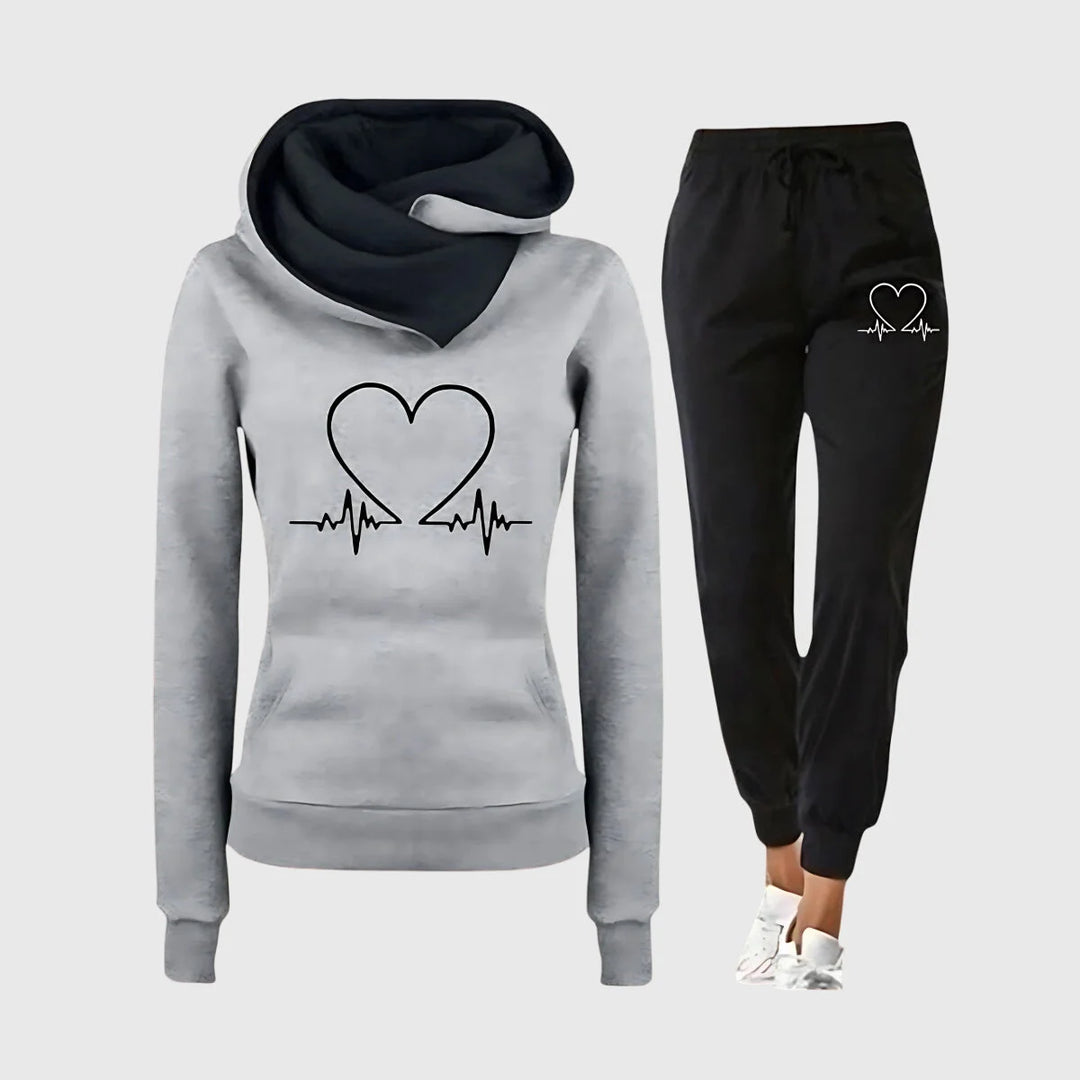 Damen Trainingsset in Grau mit Herzmotiv, bestehend aus Kapuzenpullover und leggins, aus weichem, atmungsaktivem Material.