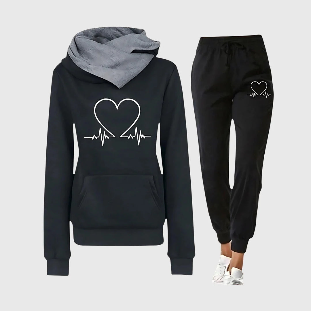 Schwarzes Damen Trainingsset mit Herzmotiv, Kapuzenpullover aus atmungsaktivem Material, ideal für Sport und Freizeit.