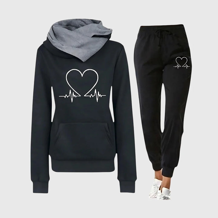 Schwarzes Damen Trainingsset mit Herzmotiv, Kapuzenpullover aus atmungsaktivem Material, ideal für Sport und Freizeit.