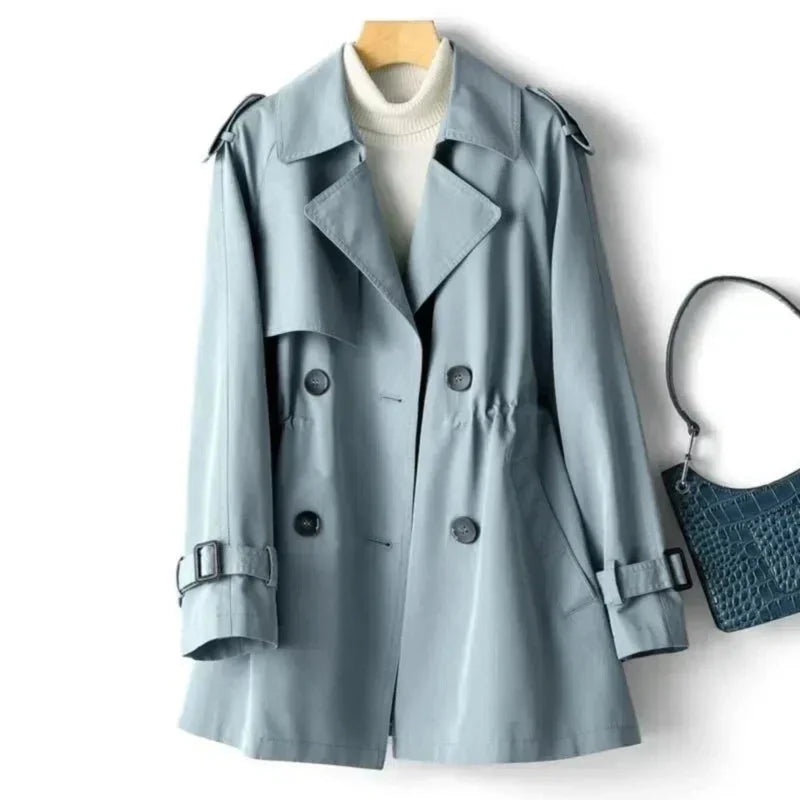 Damen Trenchcoat in Blau, doppeltrei­hig mit Gürtel, Schulterklappen und klassischen Details aus strapazierfähigem Material.