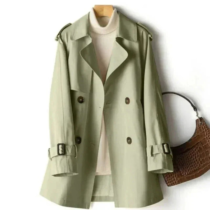 Grüner Doppelreihiger Damen Trenchcoat mit Gürtel, Schulterklappen und einem leichten, strapazierfähigen Material.