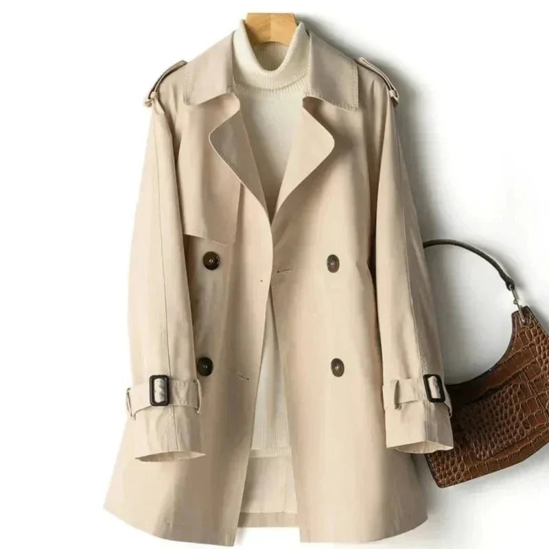 Damen Trenchcoat in Khaki, doppelreihig, mit Gürtel, Schulterklappen und wasserabweisendem Material für vielseitige Looks.
