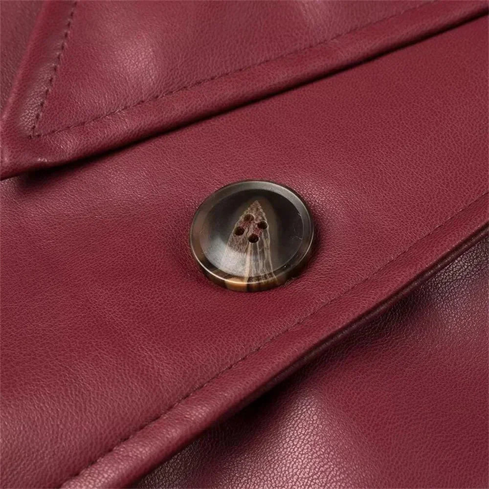 Damen Trenchcoat in Burgunder, gefertigt aus leichtem Material, mit Gürtel und klassischem Reverskragen für stilvollen Look.