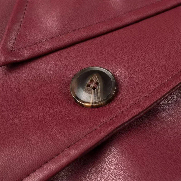 Damen Trenchcoat in Burgunder, gefertigt aus leichtem Material, mit Gürtel und klassischem Reverskragen für stilvollen Look.