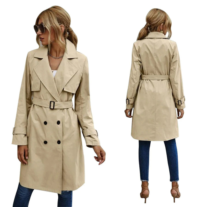Khakifarbener Damen Trenchcoat knielang, aus strapazierfähigem Material mit praktischem Gürtel und klassischem Kragendesign.