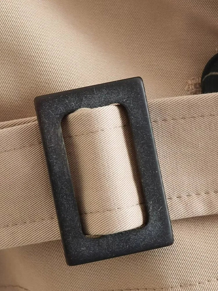 Beige kurzer Damen Trenchcoat aus leichtem Stoff mit Taillenbetonung und klassischem Reverskragen. Ideal für Übergangszeiten.