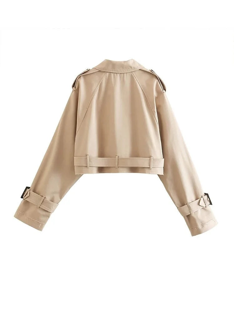 Kurzbeiger Trenchcoat für Damen, tailliert, aus hochwertigem Stoff, mit schmaler Passform und modernen Details.