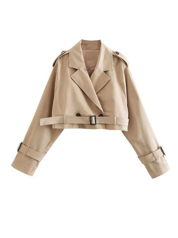 Beige kurzer Damen Trenchcoat aus leichtem Material mit tailliertem Schnitt und eleganten Knöpfen. Ideal für den Frühling.