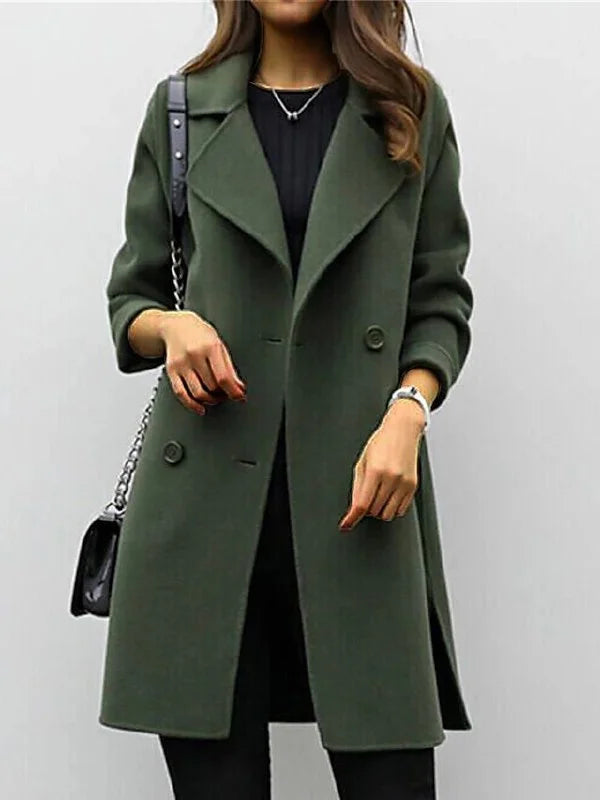 Damen Trenchcoat in Langform, Doppelreiher, Reverskragen, aus hochwertigem Baumwollgemisch in klassischer Sandfarbe.