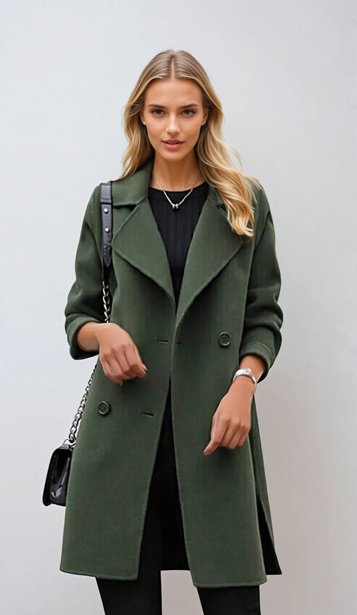 Damen Trenchcoat in Armeegrün, aus strapazierfähigem Material, mit Doppelreiher und klassischem Reverskragen.
