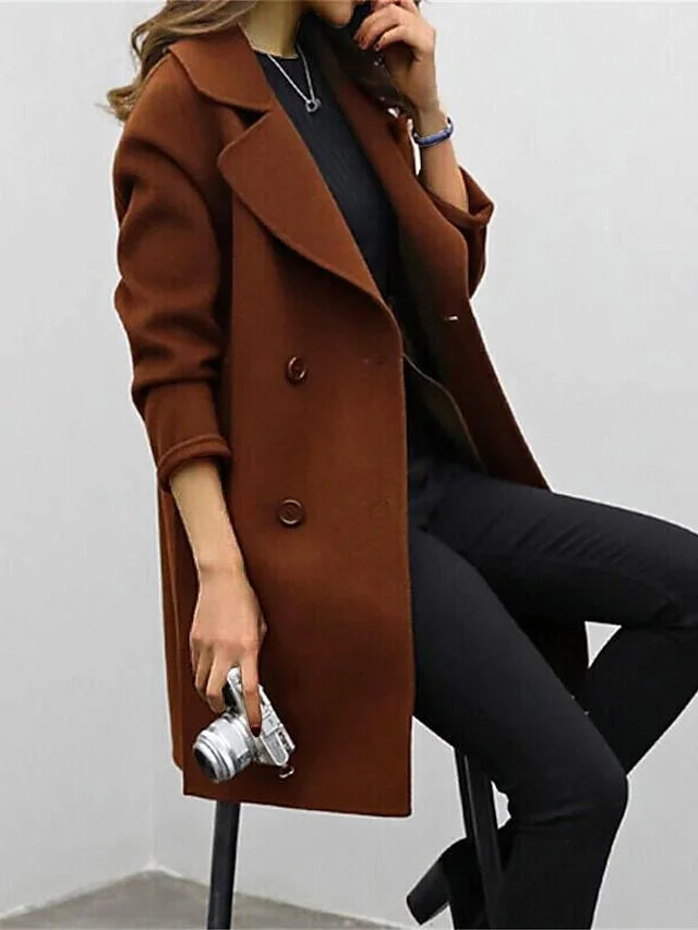 Brauner Damen Trenchcoat mit Doppelreiher, Reverskragen und langem Schnitt, ideal für Übergangszeiten und vielseitige…