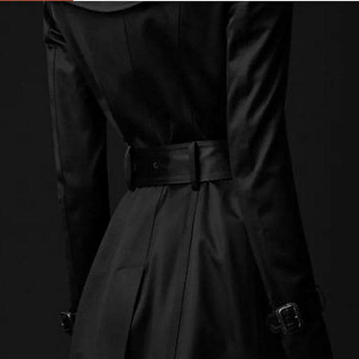Damen Trenchcoat aus leichtem Stoff, mit Gürtel und doppelter Knopfreihe für einen klassischen Look.