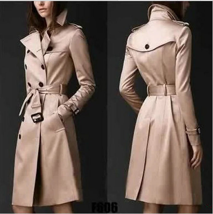 Beiger Damen Trenchcoat aus schwerem Baumwollmix, mit Gürtel und doppelter Knopfreihe für einen eleganten Look.