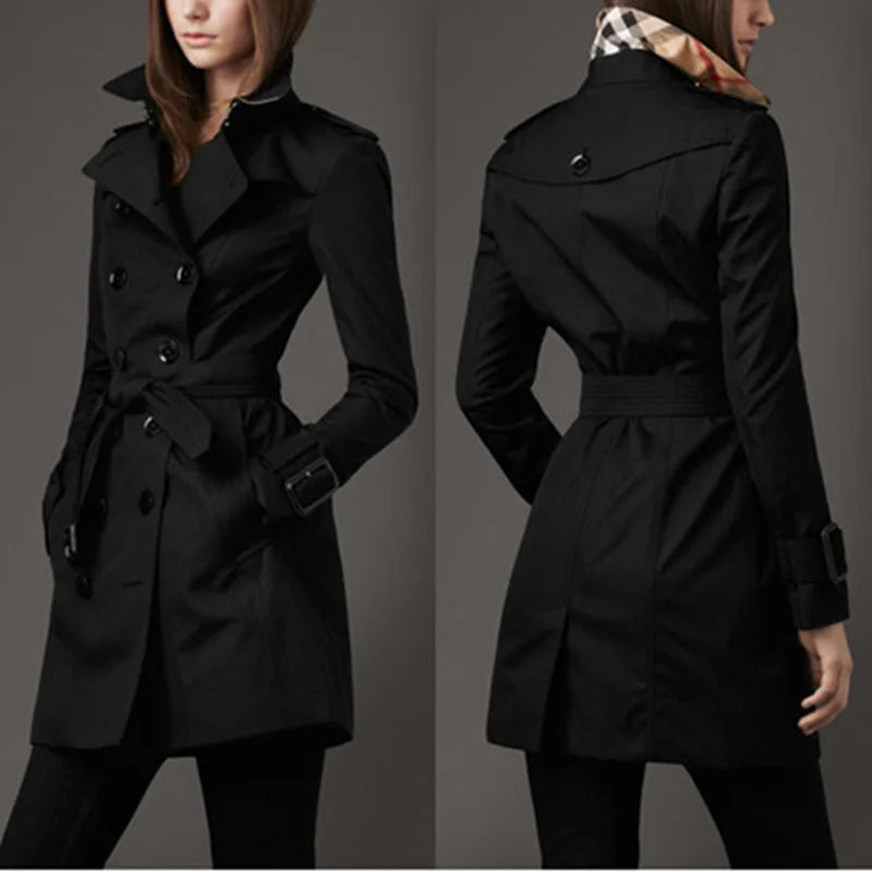 Damen Trenchcoat in Schwarz, aus hochwertigem Baumwollmix, mit Gürtel und doppelter Knopfreihe für einen klassischen Look.