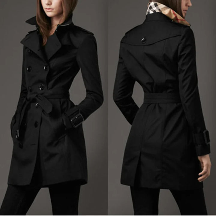 Damen Trenchcoat in Schwarz, aus hochwertigem Baumwollmix, mit Gürtel und doppelter Knopfreihe für einen klassischen Look.
