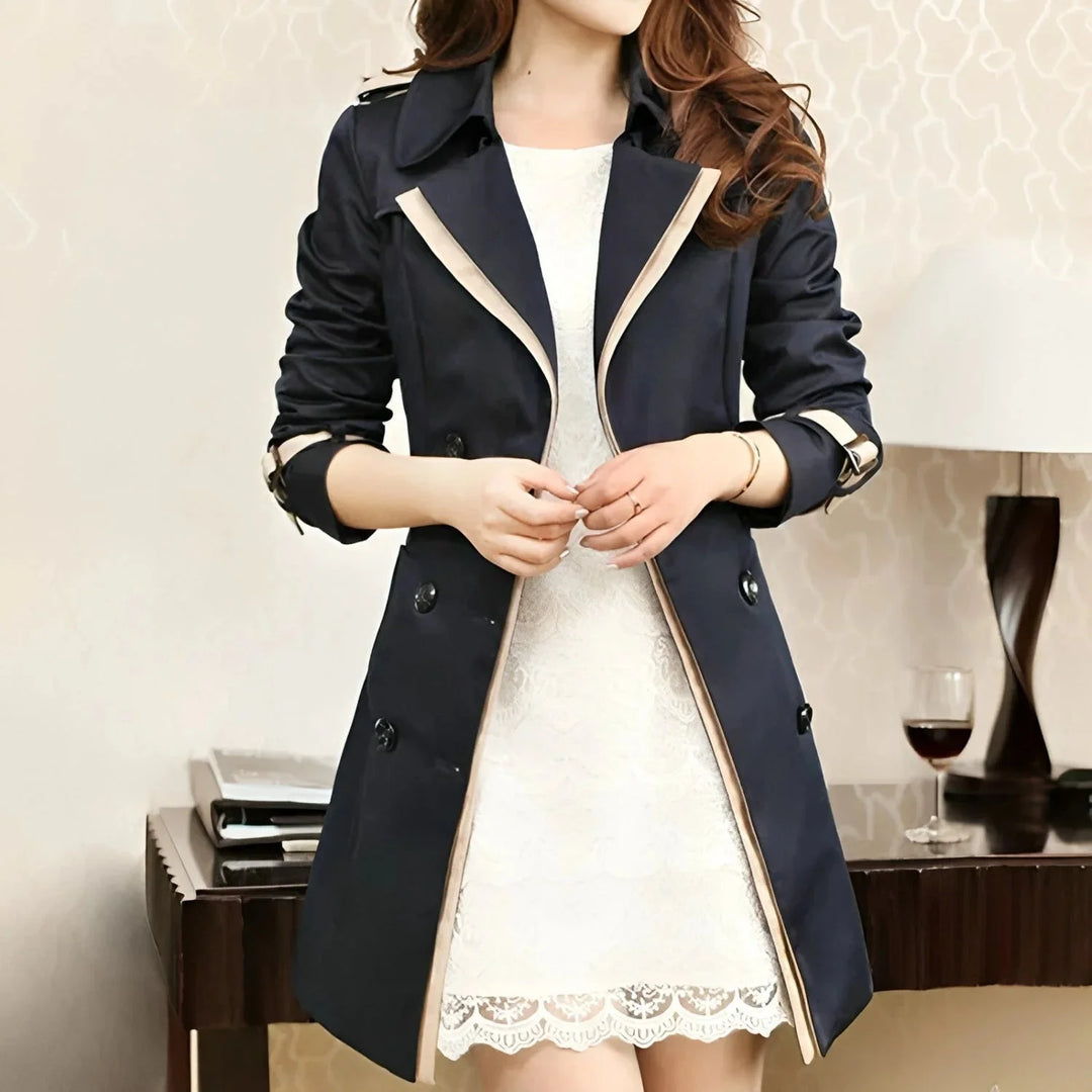 Damen Trenchcoat aus leichtem Material mit Gürtel und stilvollen Knopfdetails in klassischem Beige.