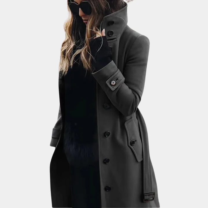 Dunkelgrauer Damen Trenchcoat mit hohem Kragen, eleganten Knöpfen und strapazierfähigem, wasserabweisendem Material.