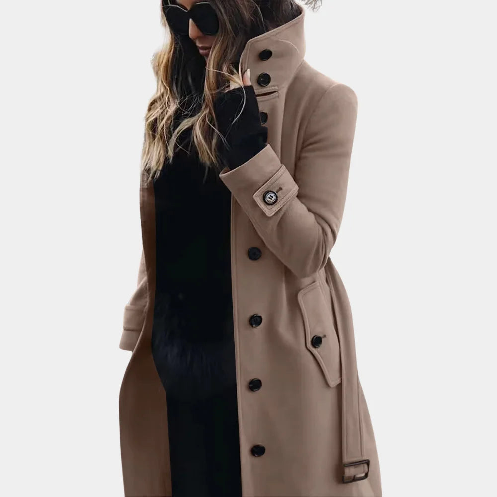 Damen Trenchcoat in Khaki mit hohem Kragen, eleganten Knöpfen und strapazierfähigem, atmungsaktivem Material.
