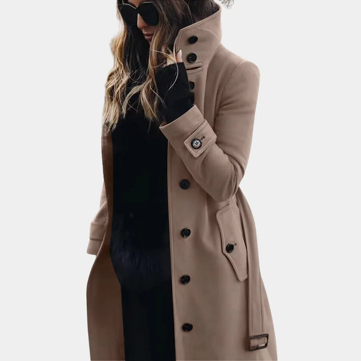 Damen Trenchcoat in Khaki mit hohem Kragen, eleganten Knöpfen und strapazierfähigem, atmungsaktivem Material.
