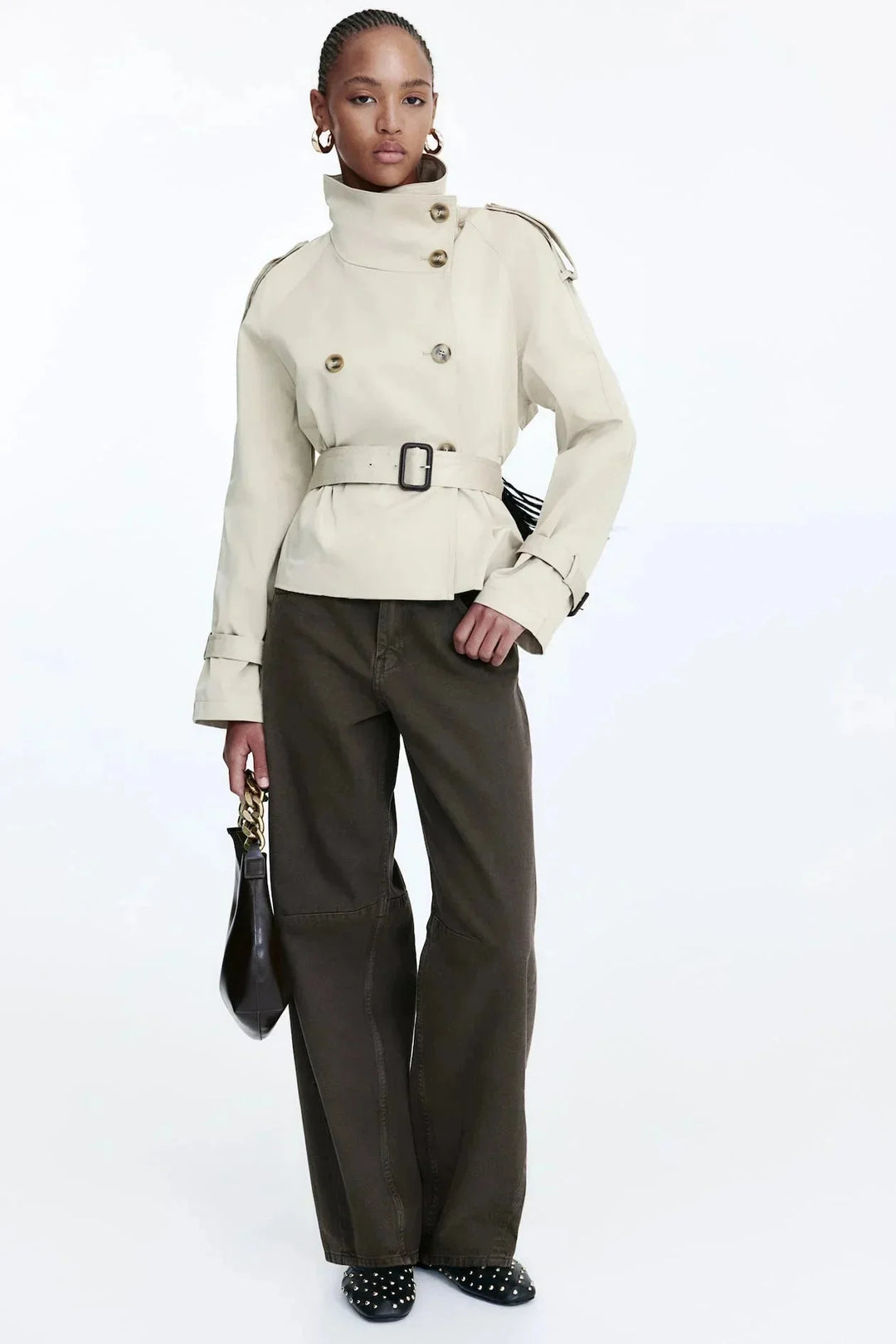 Damen Trenchcoat aus robuster Baumwolle, mit hohem Kragen, tailliertem Gürtel und klassischem Schnitt in Beige.