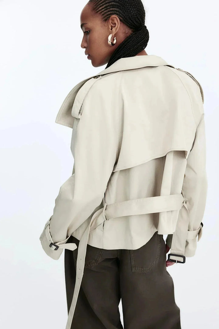 Damen Trenchcoat aus Baumwollmischung mit hohem Kragen und Taillengürtel, perfekte Passform und klassisches Design.